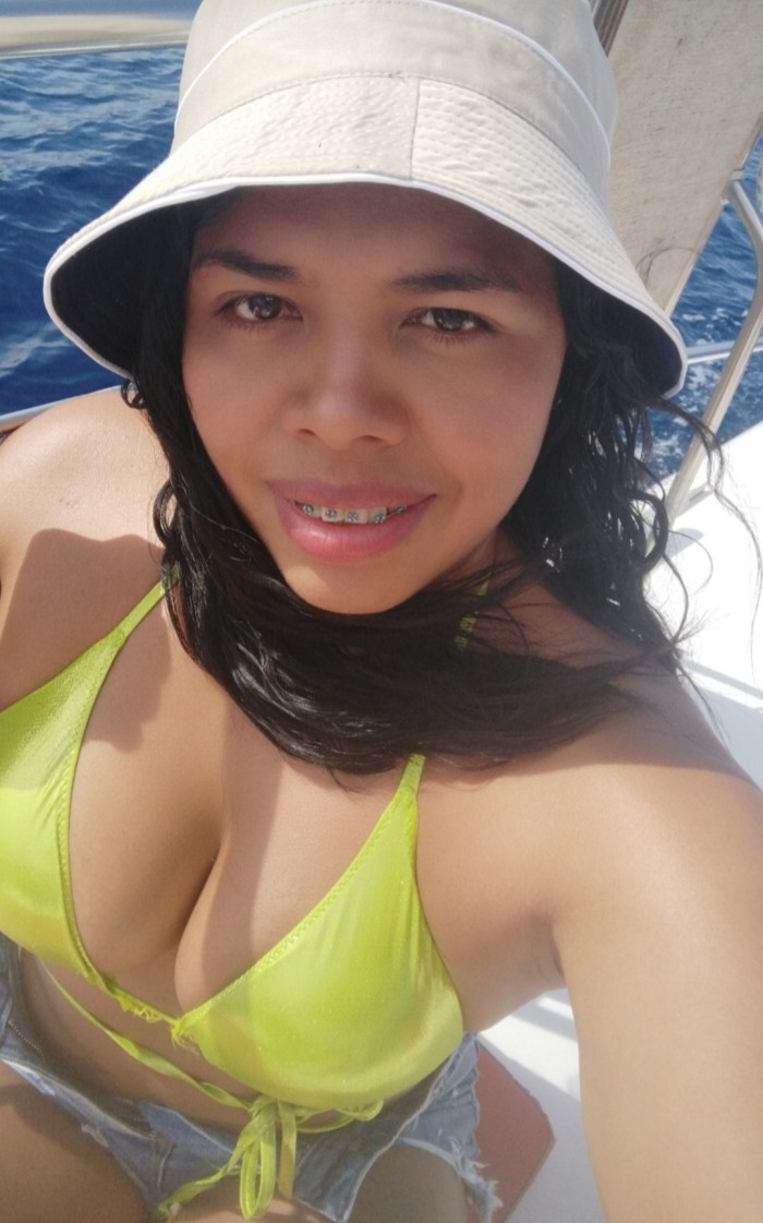 Latina con sitio particular y salidas por toda Bar