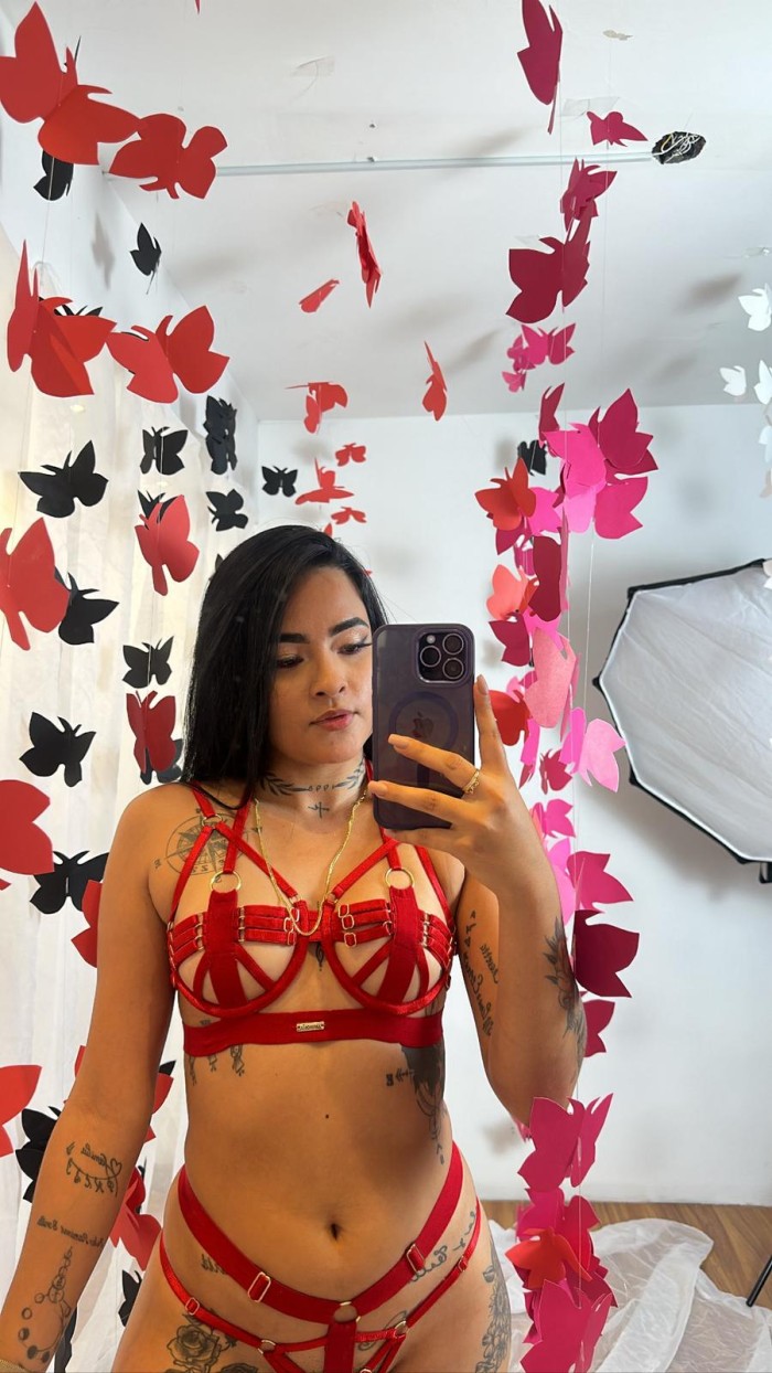 BELLA CHIQUILLA SEXY CACHONDA DE CURVAS NATURALES NOVEDAD