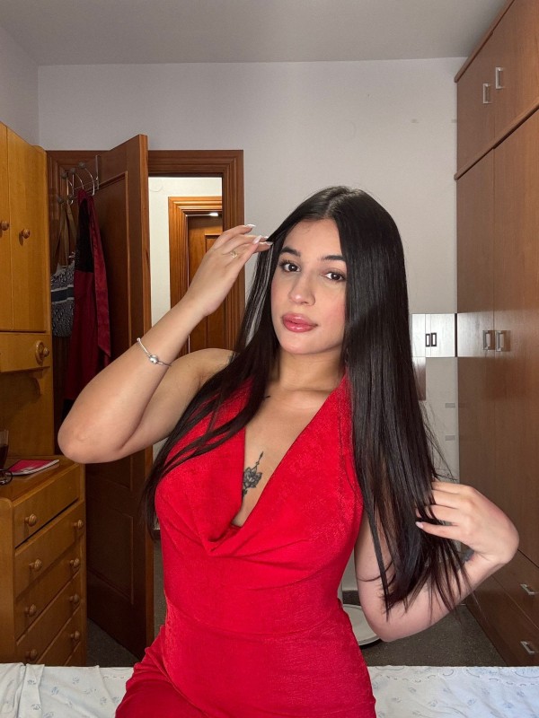 Latina fiestera y complaciente