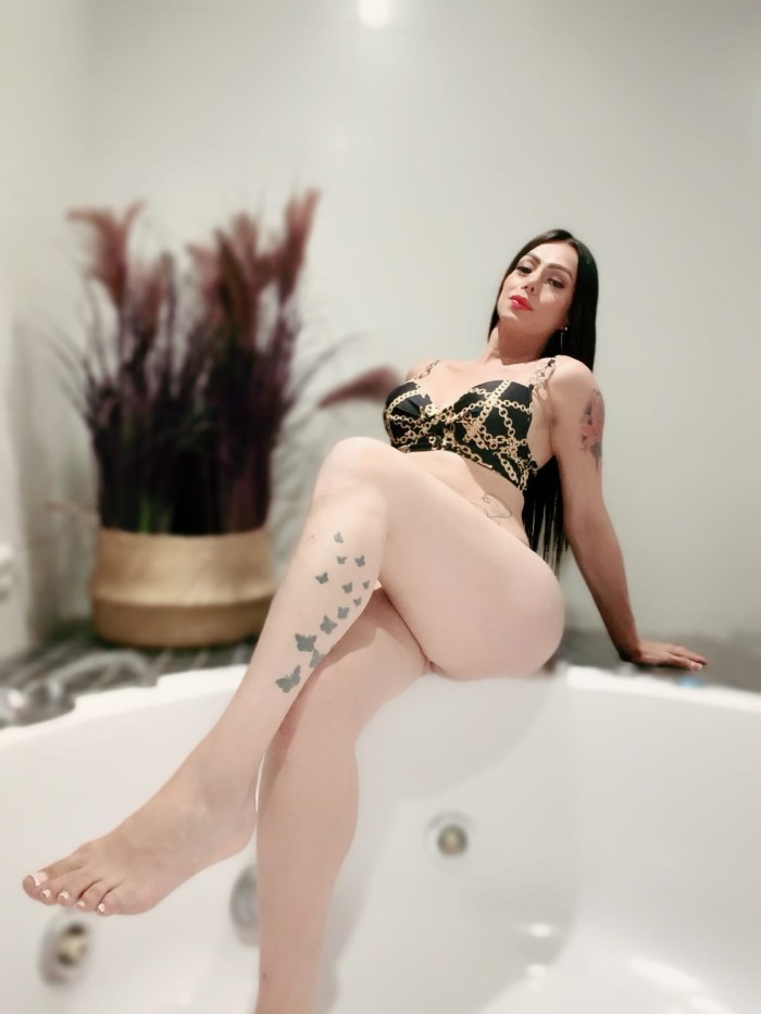 Chica trans latina, masajista profesional