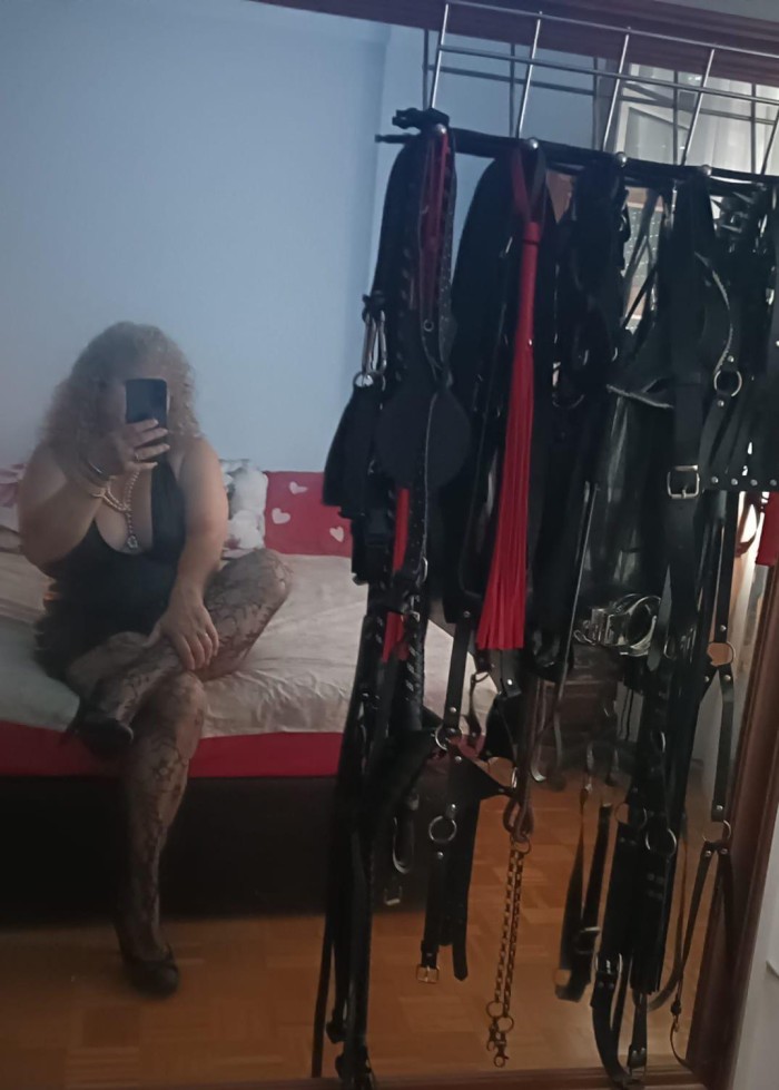 Ama malvada buscando perros sumisos