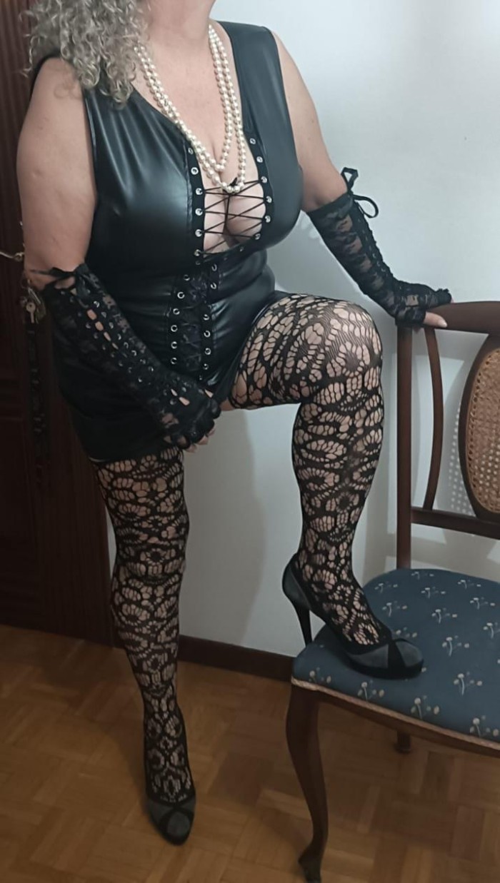 Ama malvada buscando perros sumisos