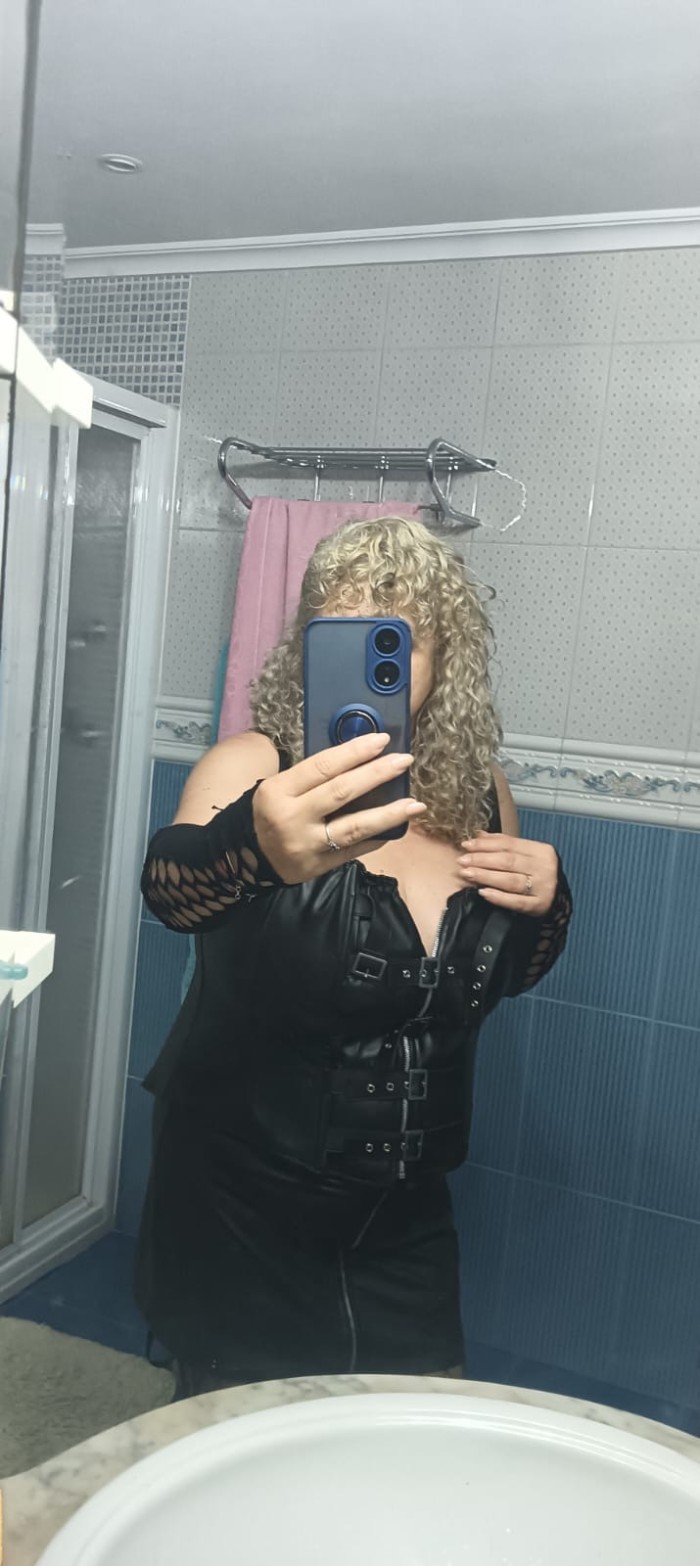 Ama malvada buscando perros sumisos