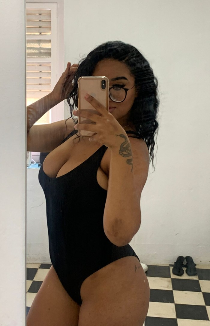 RICA Y DELICIOSA COLOMBIANA CON GANAS DE FOLLAR