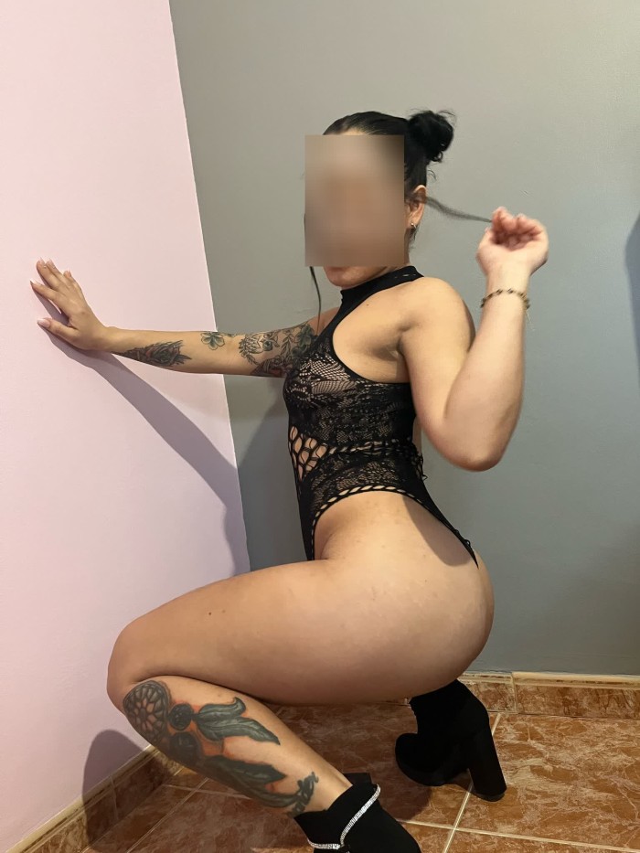 CHUPAME EL CLITORIS Y ME CORRO A CHORROS EN TU CAR