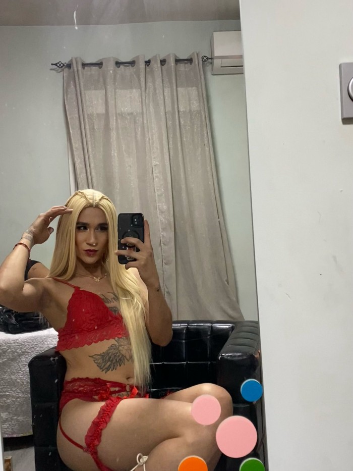 Deliciosa muñeca trans joven y ardiente