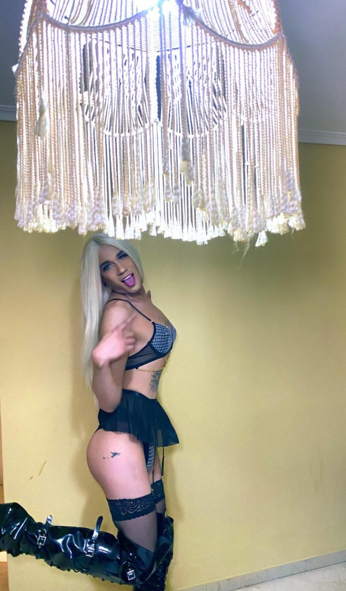 Deliciosa muñeca trans joven y ardiente