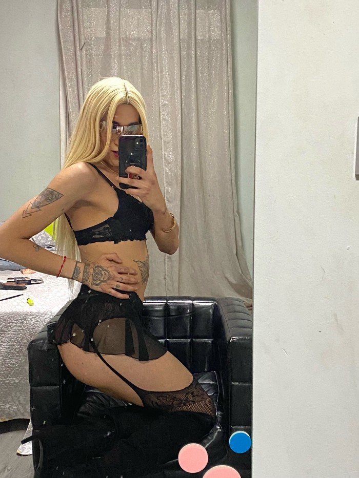 Deliciosa muñeca trans joven y ardiente