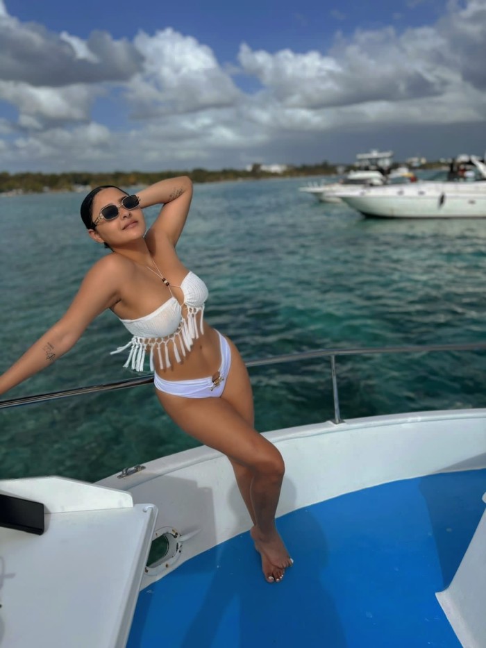 TU DIOSA CALIENTE CACHONDA Y MUY EXCITANTE