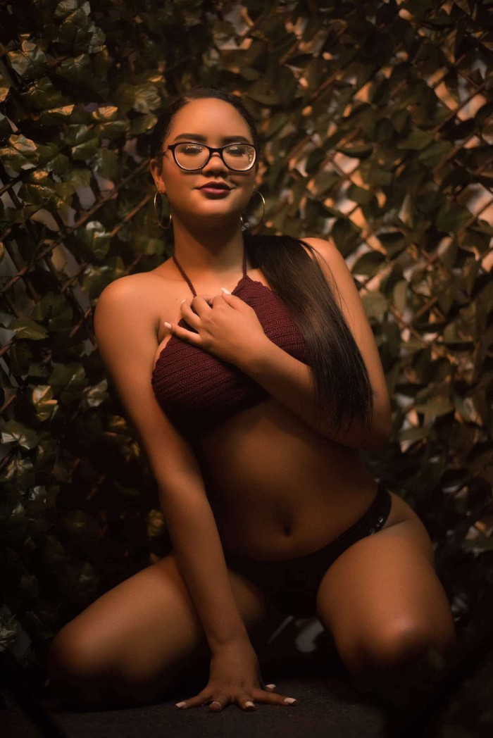 SEXY CHICA LATINA SUPER CACHONDA Y GUAPA