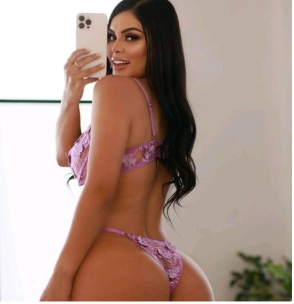 EMILY, acompañante latina