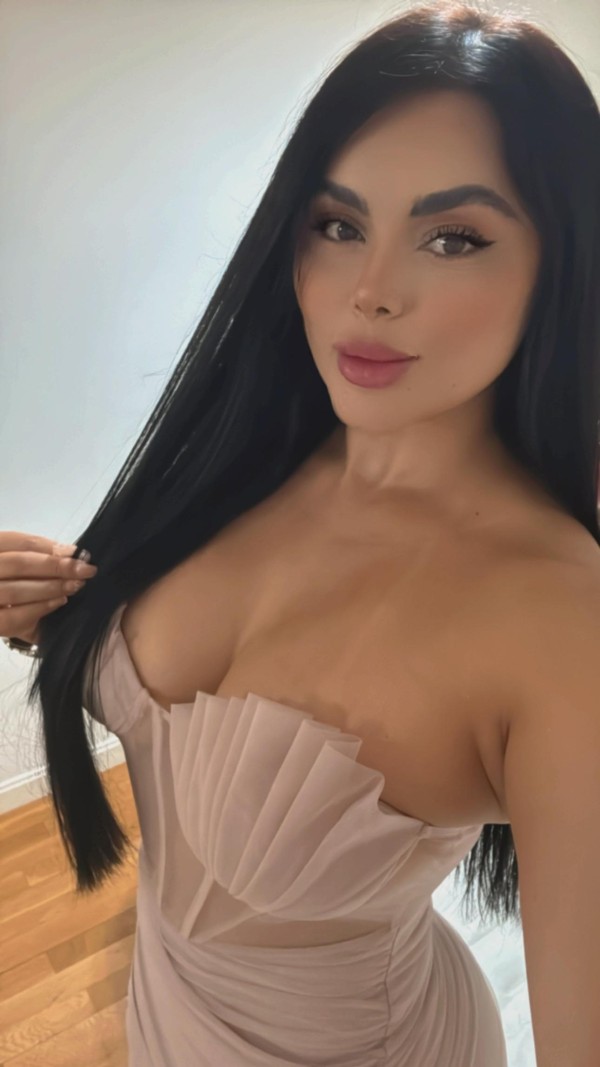 EMILY, acompañante latina