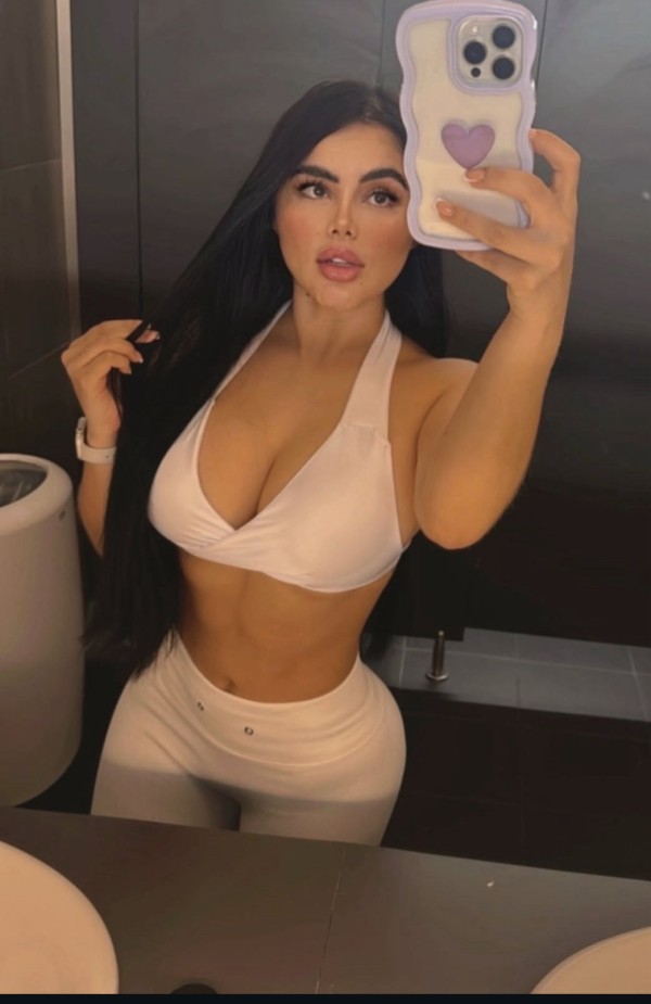 EMILY, acompañante latina