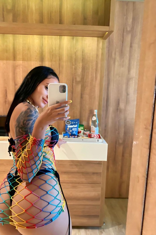 JOVEN, FIESTERA Y CARIÑOSA