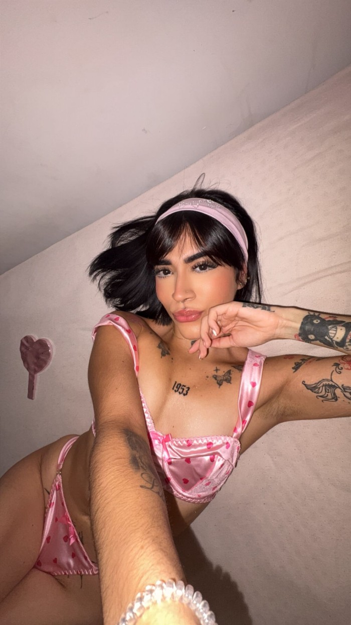 Sexy latina complaciente