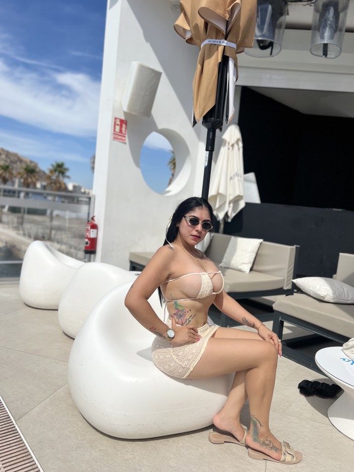 Con mi encanto juguetón soy tu dulce escapada