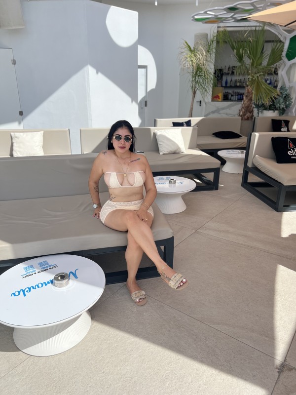 Con mi encanto juguetón soy tu dulce escapada