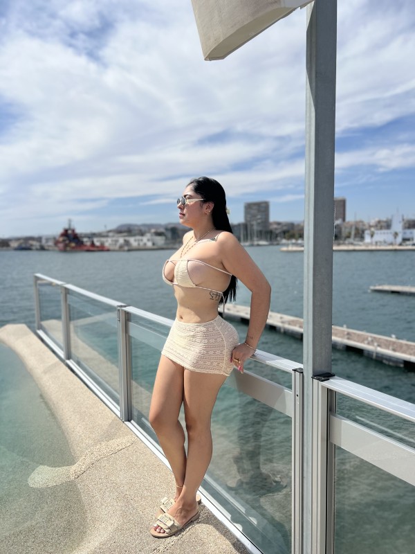 Con mi encanto juguetón soy tu dulce escapada