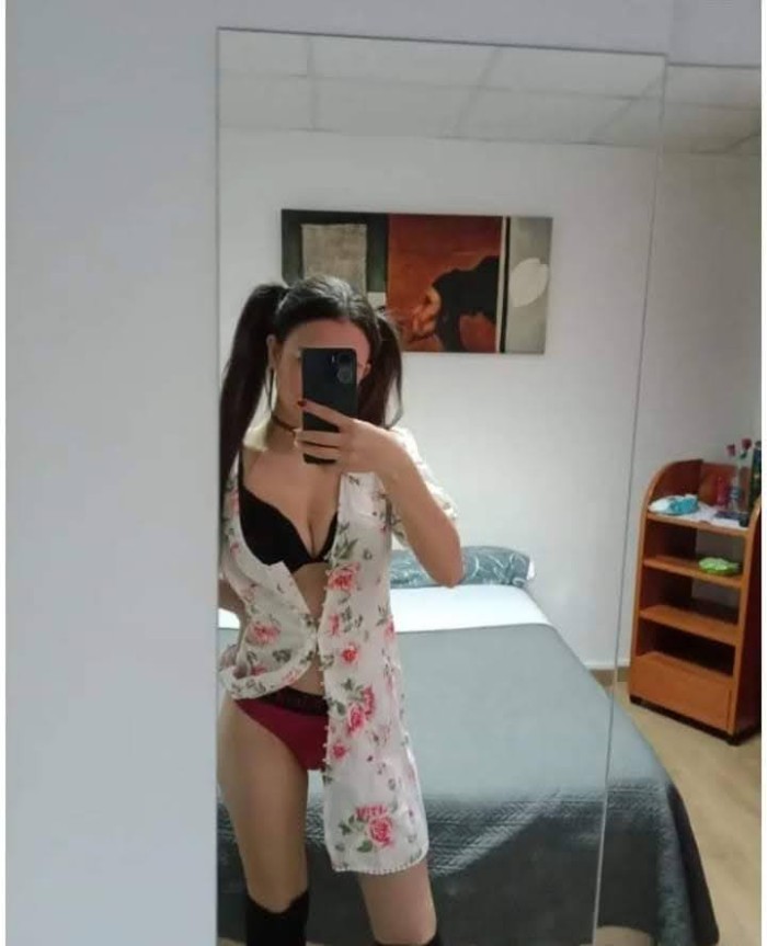 CAMILA.. COMPLETA Y COMPLACIENTE