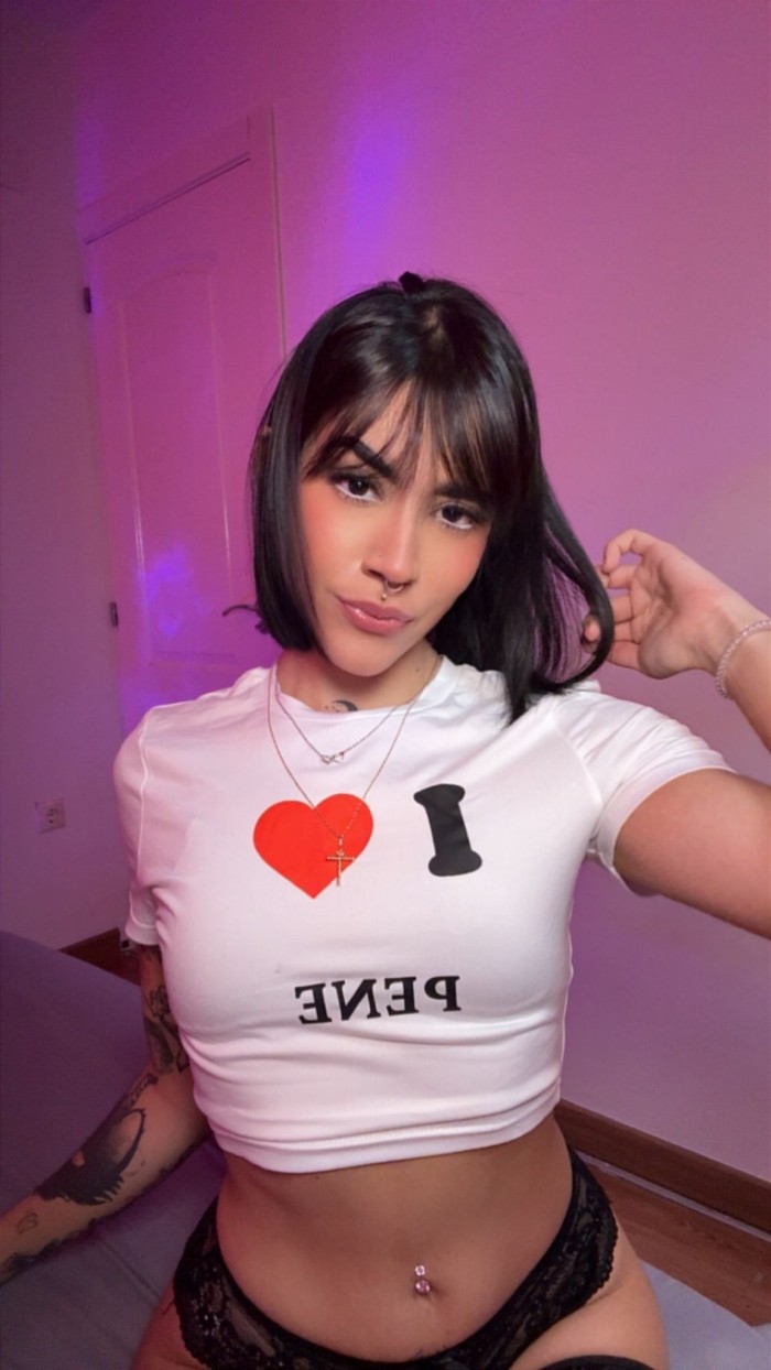 Luna, sexy latina complaciente