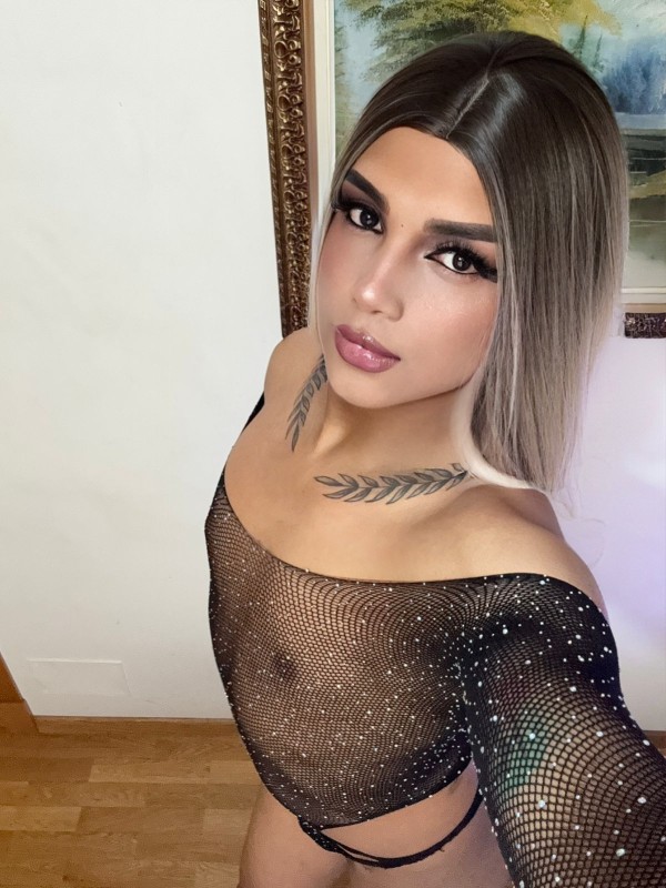 Fiestera dotada lechera con ganas