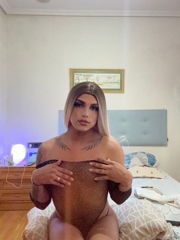 Fiestera dotada lechera con ganas