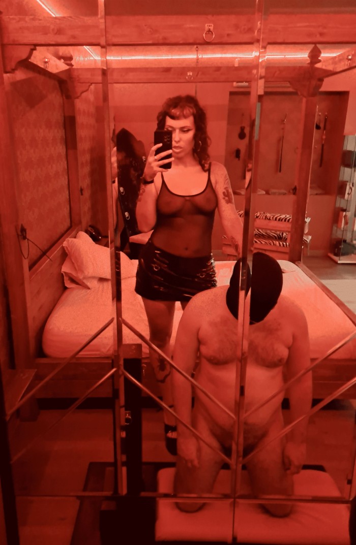 AMA JOVEN EN VITORIA. DOMINATRIX JOVEN Y CRUEL