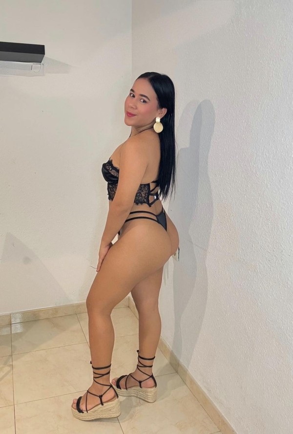 Una joven venezolana muy cachonda fiestera