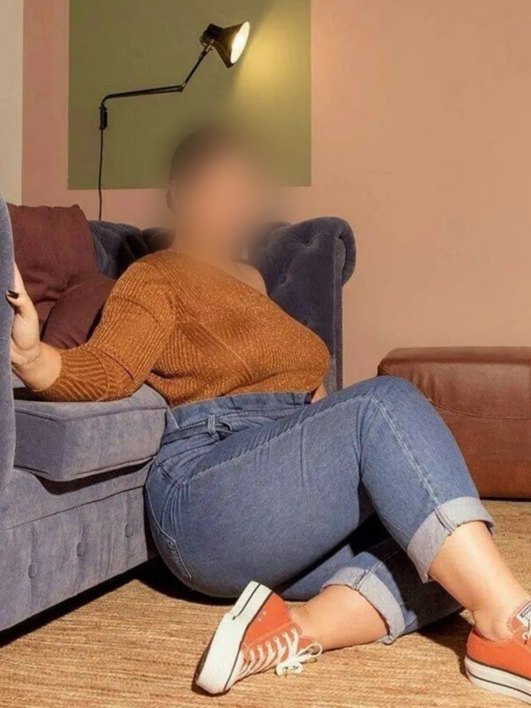 DOS AMIGAS SOLAS EN CASA