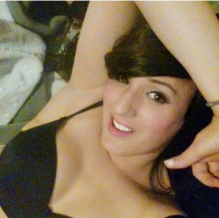 GUAPA MORENA MUY CALIENTE