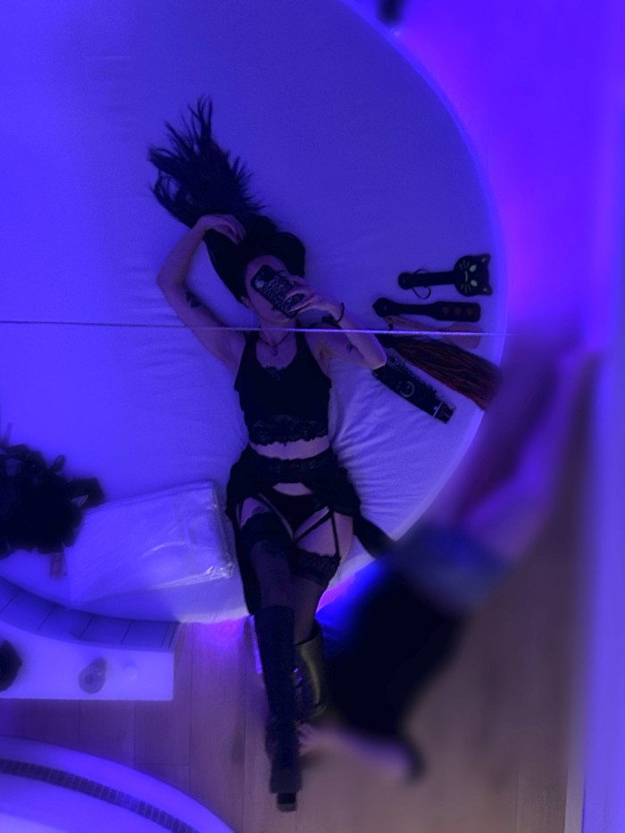 DIOSA TATUADA FETICHISTA Y FIESTERA