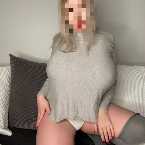Rubia nórdica con buenas tetas naturales simpática