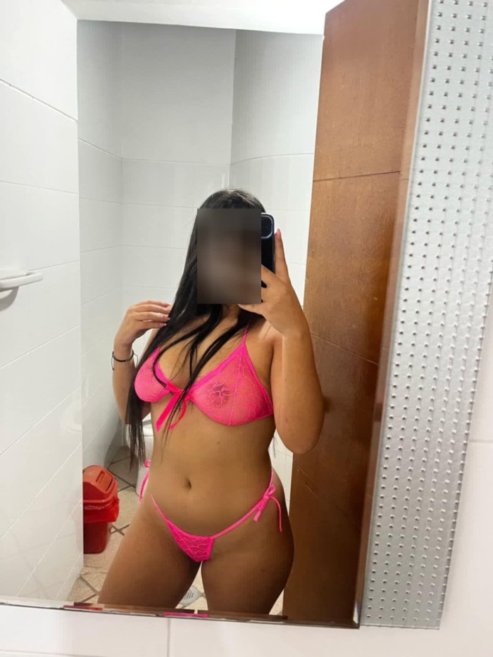 ESTOY EN CASA MUY CACHONDA MASTURBANDOME