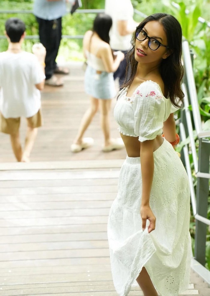 Colombiana preciosa joven con rasgos orientales