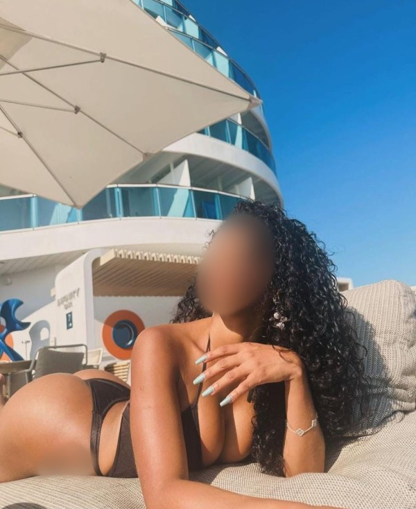 Delgadita coñito apretado , ubicada en La seu de Urgell zona  centro 24 hs