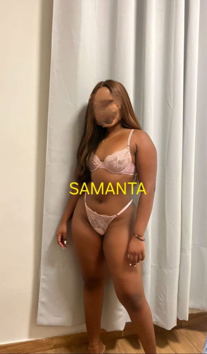 Hermosa morena muy guapa pechos grandes