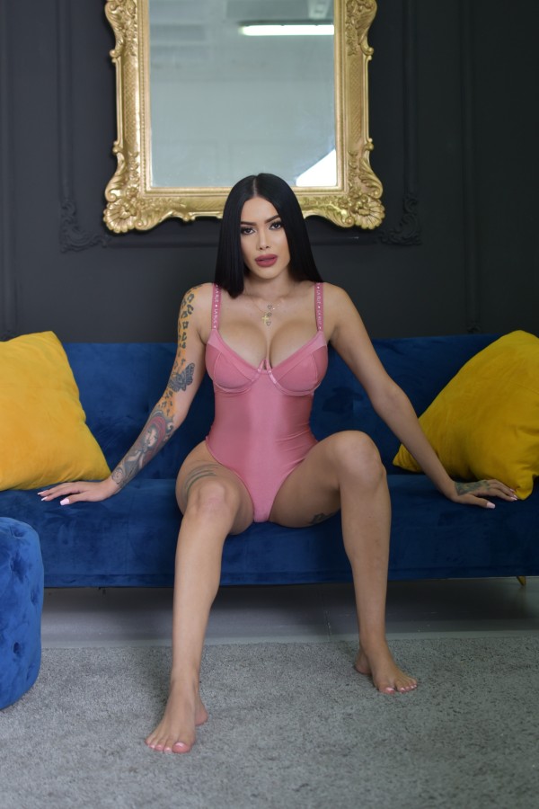 SOFÍA BELLA Y SENSUAL ARDIENTE Y COMPLACIENTE