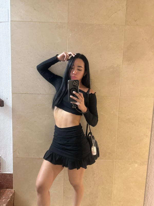 Cachonda morena con nalgas preciosas y muy duras