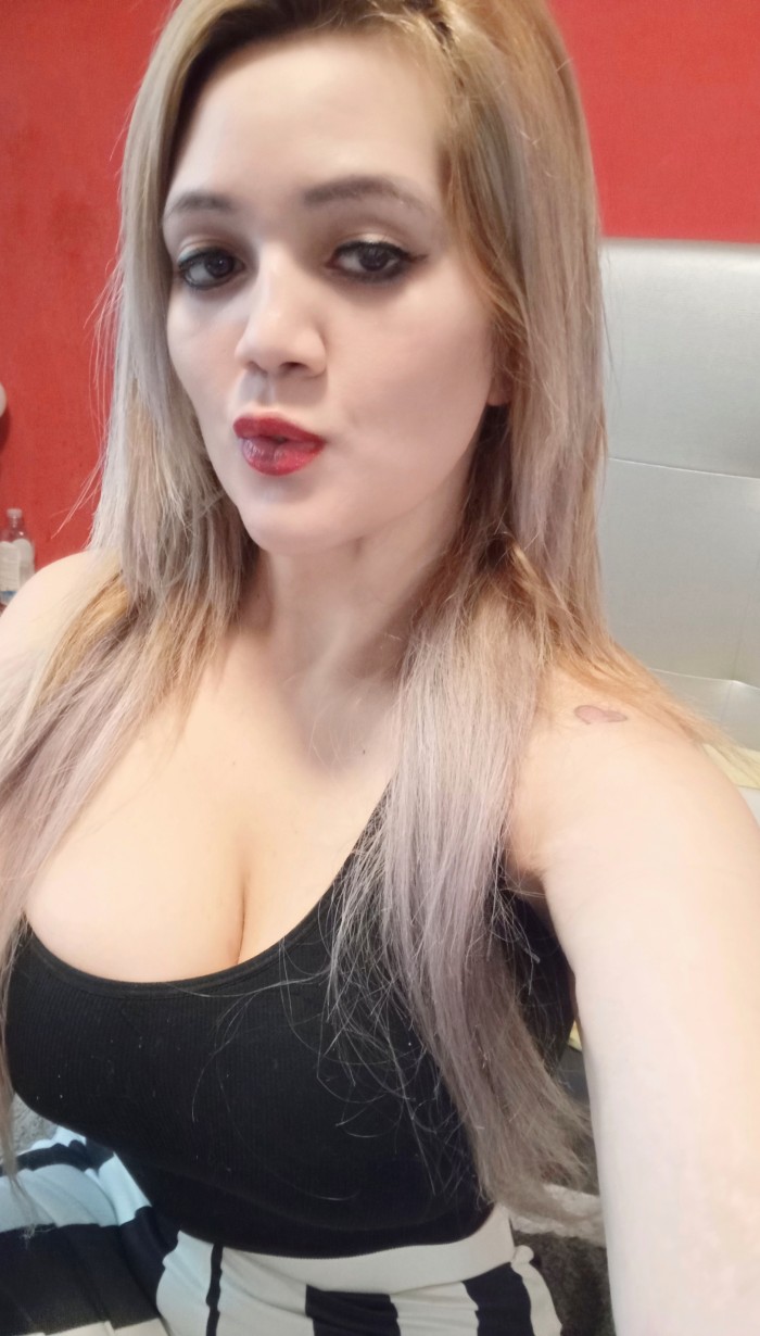 ARGENTINA RUBIA TETONA EN ROSAS. PERFIL REAL!