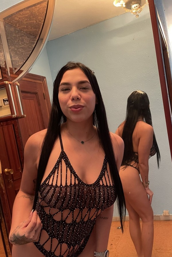 Isa sexy morena foto real alegre y fiestera