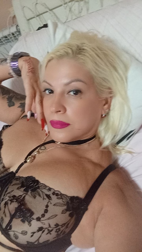 Madurita ven y ponme caliente follandome bien rico viciosa