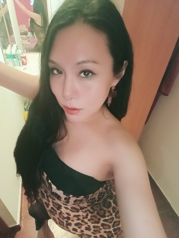 La única asiática original. Cammy la ladyboy