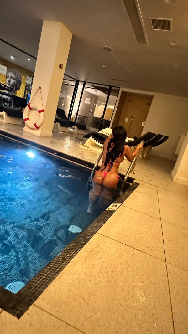 Soy Ambar piérdete en mis curvas y deléitate con mi piel color chocolate