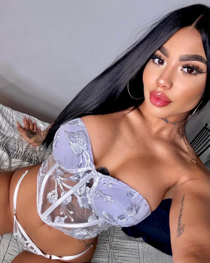 hermosa latina recién llegada a barcelona