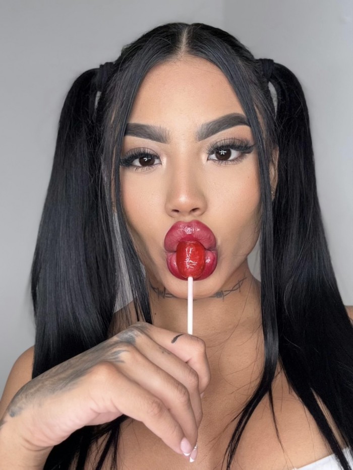 hermosa latina recién llegada a barcelona