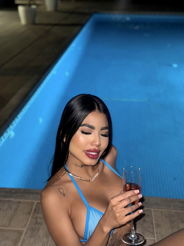 hermosa latina recién llegada a barcelona