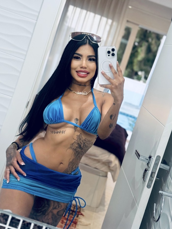 hermosa latina recién llegada a barcelona