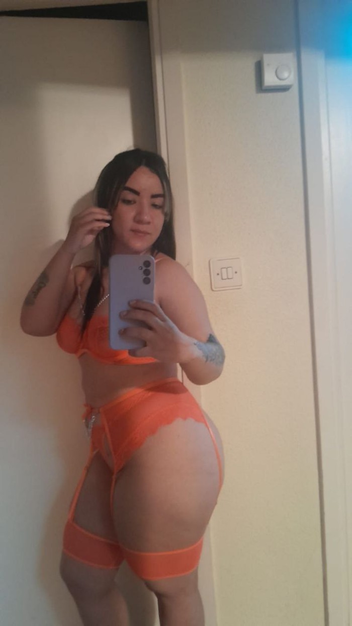 LUNA. UNA MORENA MUY SENSUAL