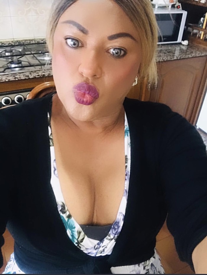 TRANS TATYANA BIEN DOTADA BRASILEÑA PIEL MORENA