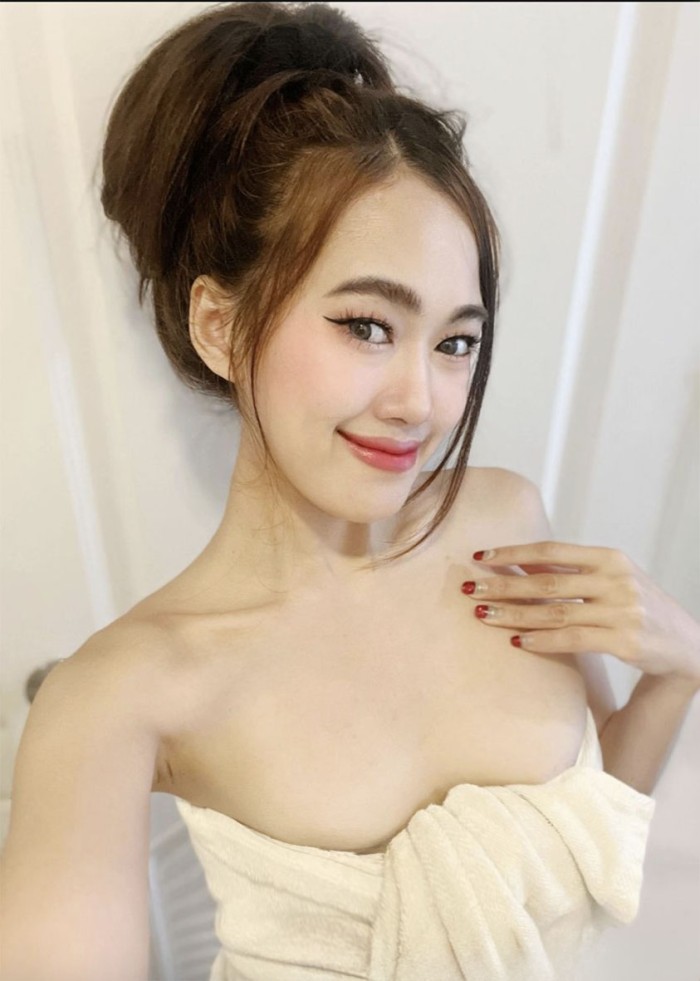 ANNIE Chica Asiática EN LA CIUDAD